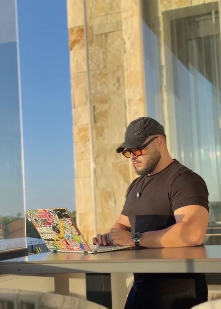 Fran Moro trabajando con su portátil al sol
