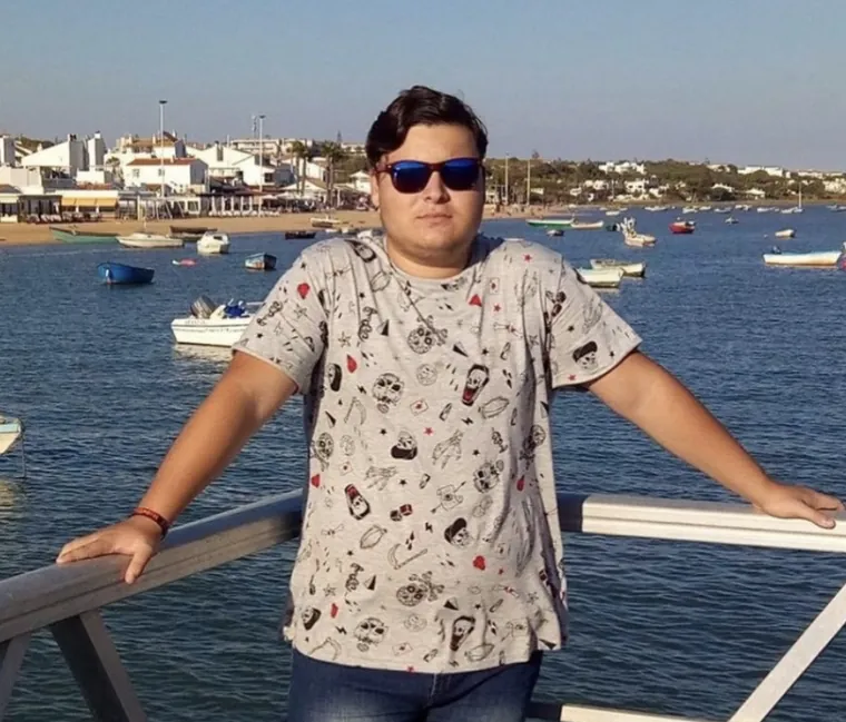 Fran Moro a los 16 años, junto al mar